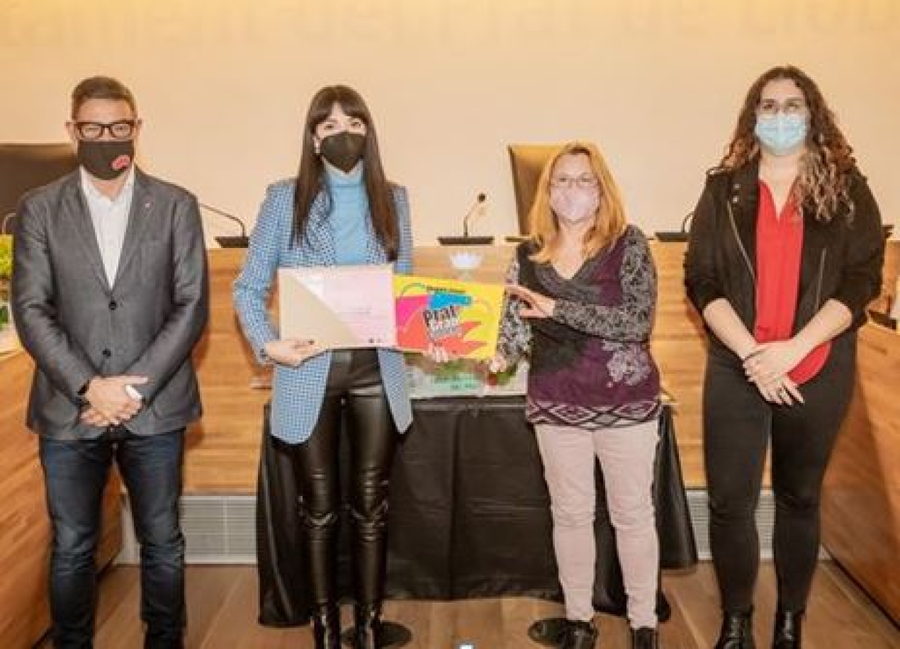 Un any més Prat Gran Comerç ha col.laborat patrocinant el premi corresponent a l'apartat ¡Premi a l'aparador amb més qualitat artísitca!, que li va correspondre a l'establiment CRONOS JOIERS.