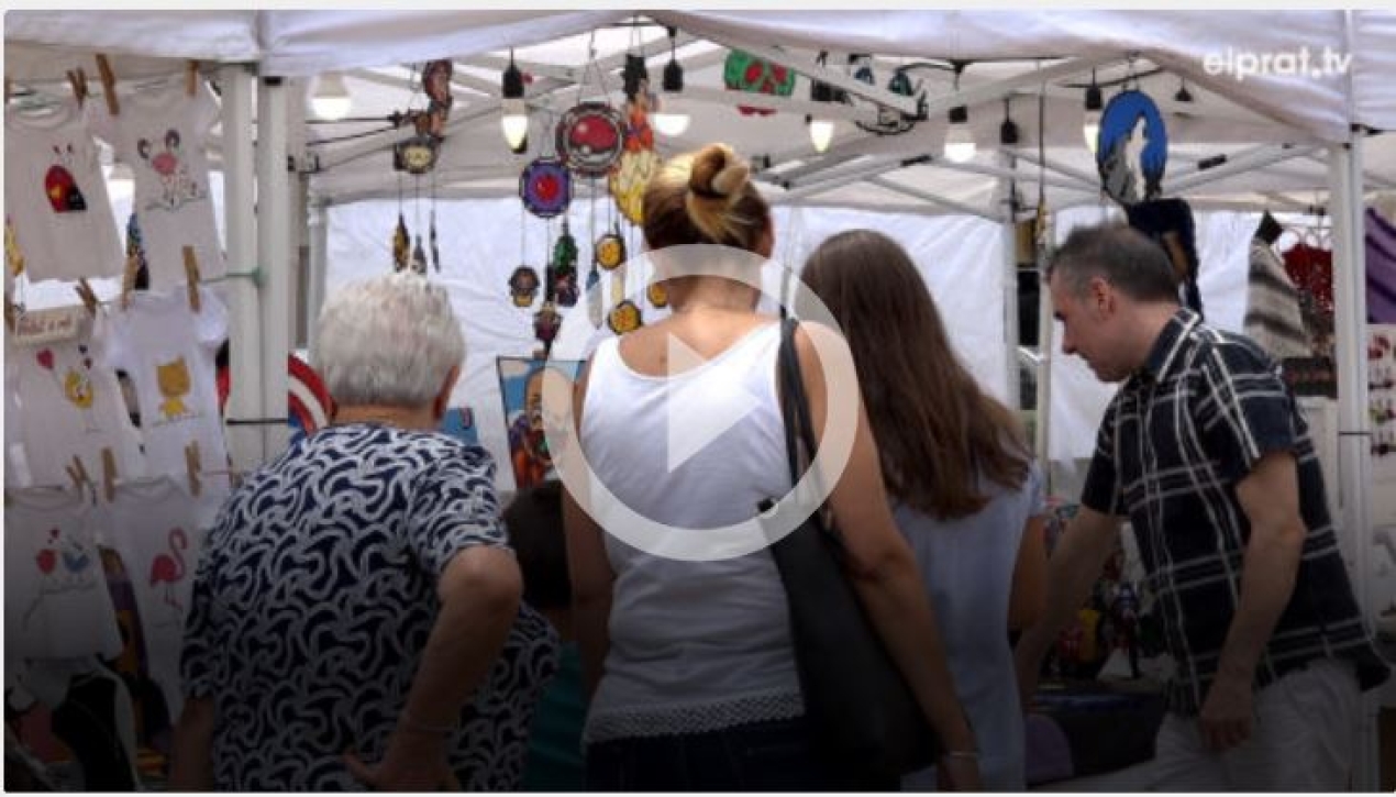 La Plaça Blanes s'ha tornat a omplir de paradetes d'artesania i activitats infantils durant la Jornada Diver Comerç, una proposta comercial organitzada per l'Associació Prat Gran Comerç que té l'objectiu de fomentar les compres en establiments locals i alhora engrescar els més menuts amb atraccions i tallers lúdics.