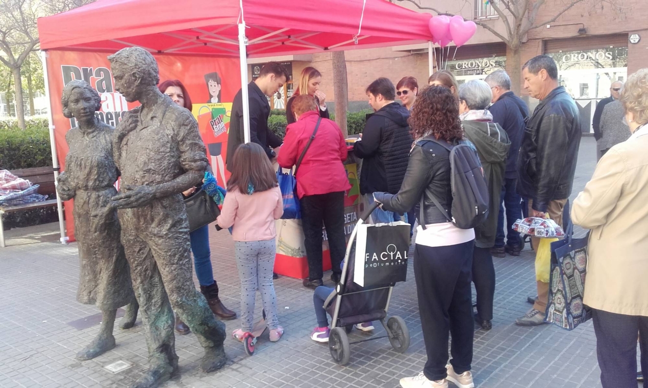 La carpa de la targeta Prat Gran Comerç s'ha traslladat a diferents punts de la ciutat, per a facilitar l'adaptació de les mateixes al nou sistema digital.