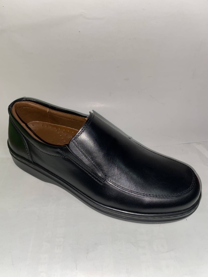 Sabata mocasín en pell negre per a home de MUYTER. H-309