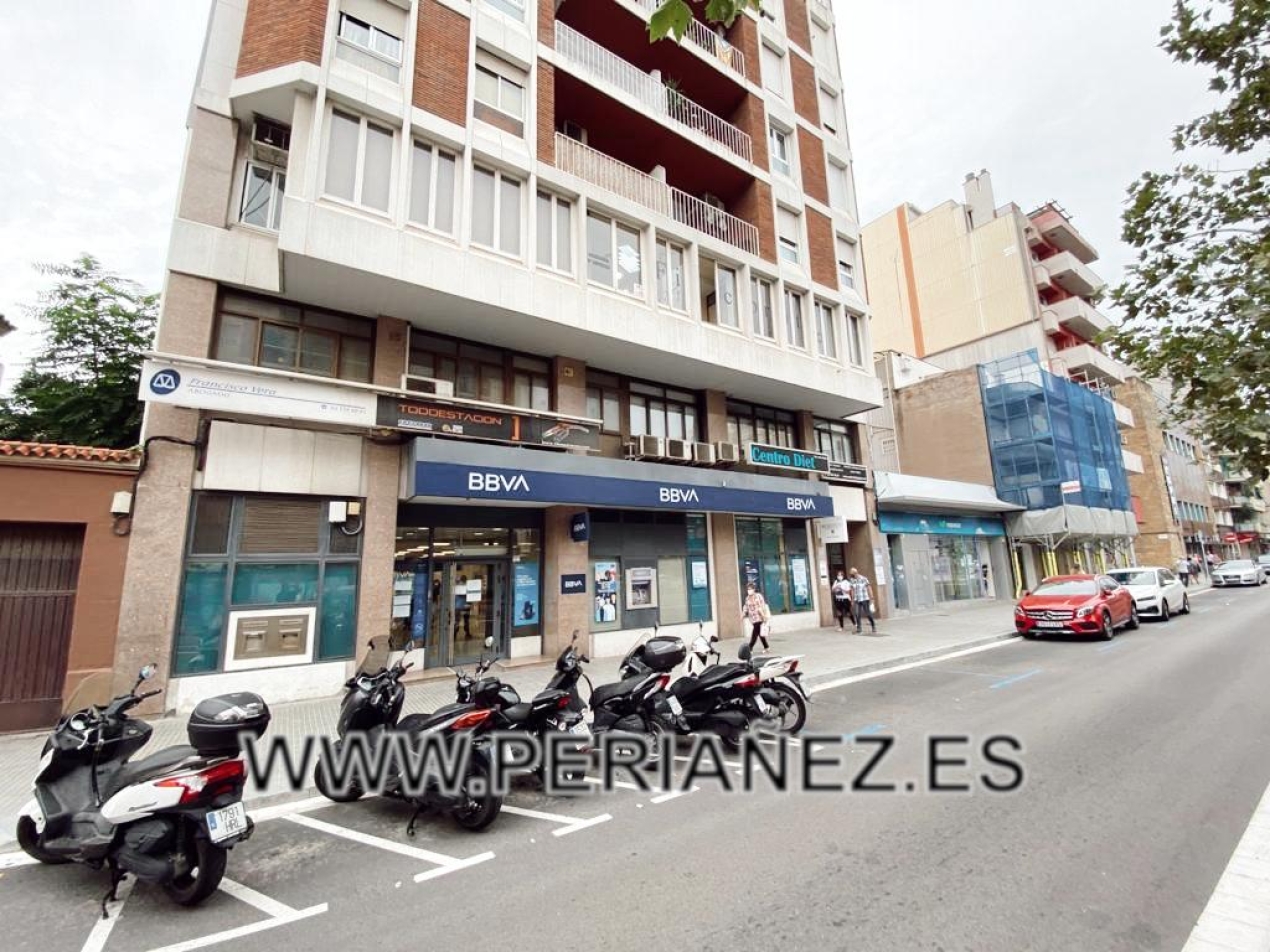 140M2 Exclusives oficines en situaci&oacute; comercial i de serveis immillorables. Totalment condicionades.&nbsp;&nbsp; Wc llum aigua oficina aireacon zonades metre bus menjar paque