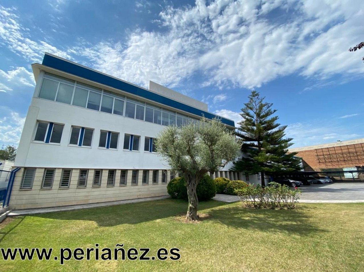450M2 Oficines en planta. Despatx. Sala de reunions. Gaudeix de 4 places d'aparcament.   wc llum aigua climat oficina parki metre bus parc