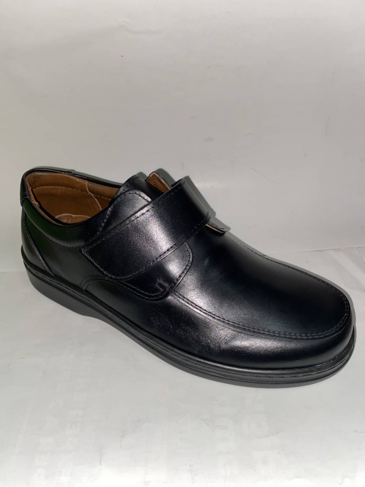 Sabata amb velcro per a home en negre de MUYTER. H-310