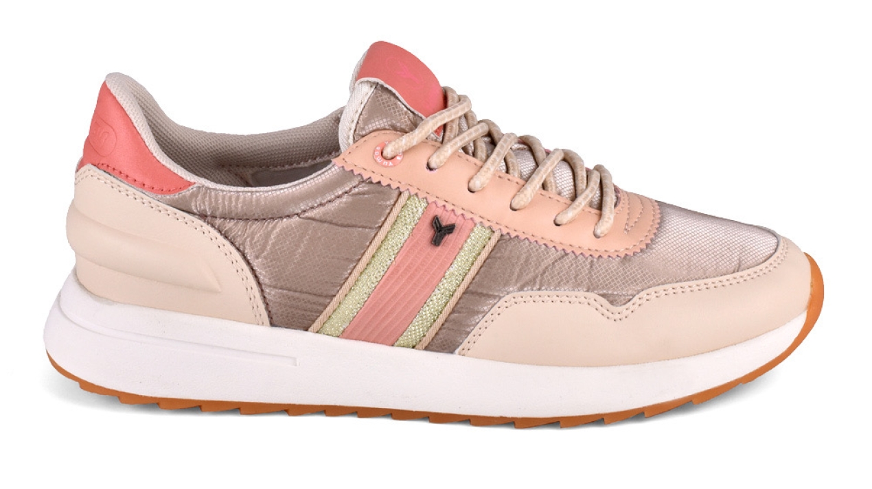 Zapatillas deportivas para mujer en color arena de la marca YUMAS