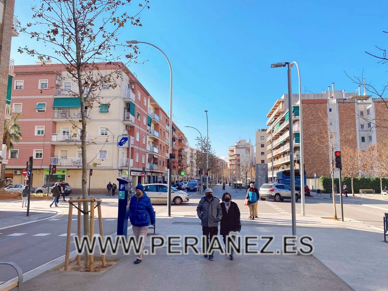 52M2 Trasp&agrave;s de Bar Restaurant situat en plena Avinguda Verge de Montserrat. Disposa de terrassa i sortida de fums.&nbsp; WC LUZ AIGUA terrassa climati&nbsp;sortiu&nbsp;metre bus menjar parc&nbsp;
