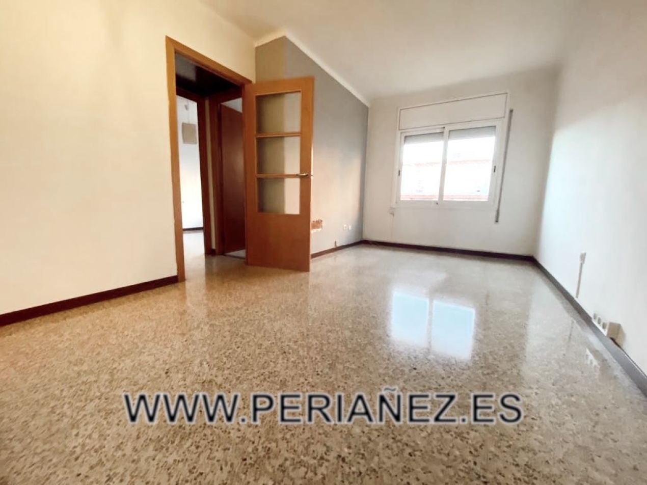 63M2 Pis per entrar a viure. Interior. 4º sense ascensor. Molt llumin&oacute;s. 3&nbsp;&nbsp;hab&nbsp; 1 wc&nbsp; metre bus menjar&nbsp; parke