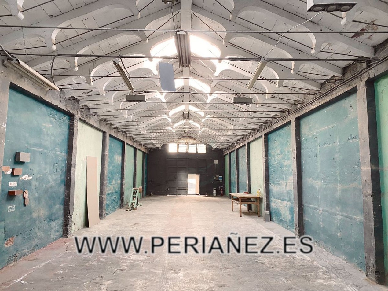 264M2 Estupenda nau-local al centre de l'el Prat de Llobregat. Totalment diàfana. Moltes possibilitats. wc llum gual ofi metre bus comercio parq