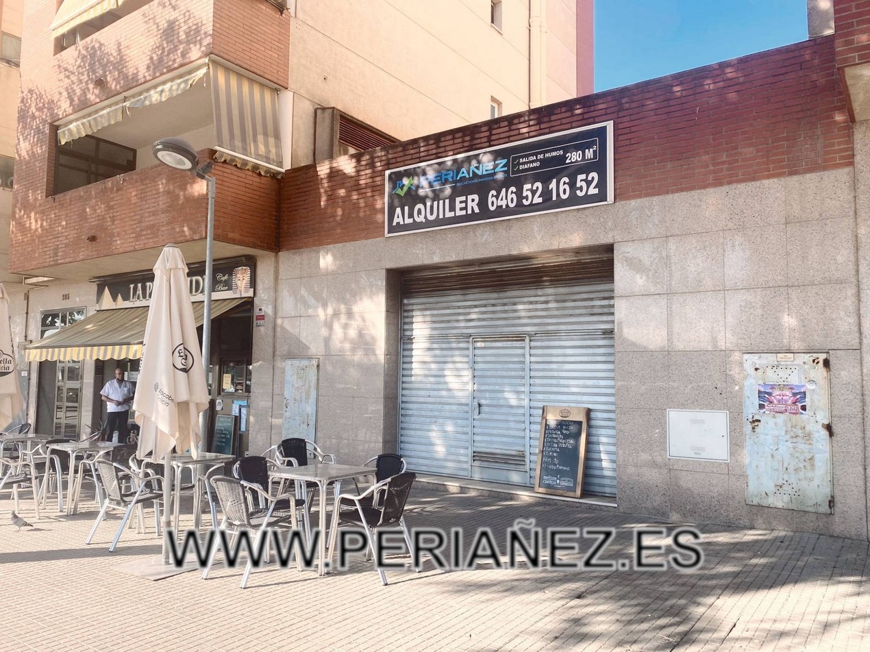 195M2 Àmplia nau-local amb sortida de fums. Gual i moltes possibilitats.  wc aigua llum sali oficines gual metre bus parc. 