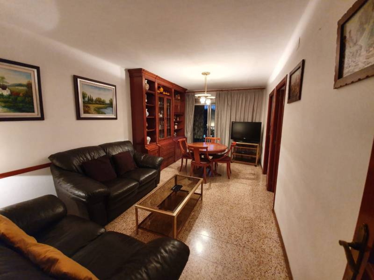 Prat finques posa a la seva disposici&oacute;: habitatge en zona immillorable i ben comunicada amb transport p&uacute;blic. Prop de col&middot;legis, parcs i zona comercial.