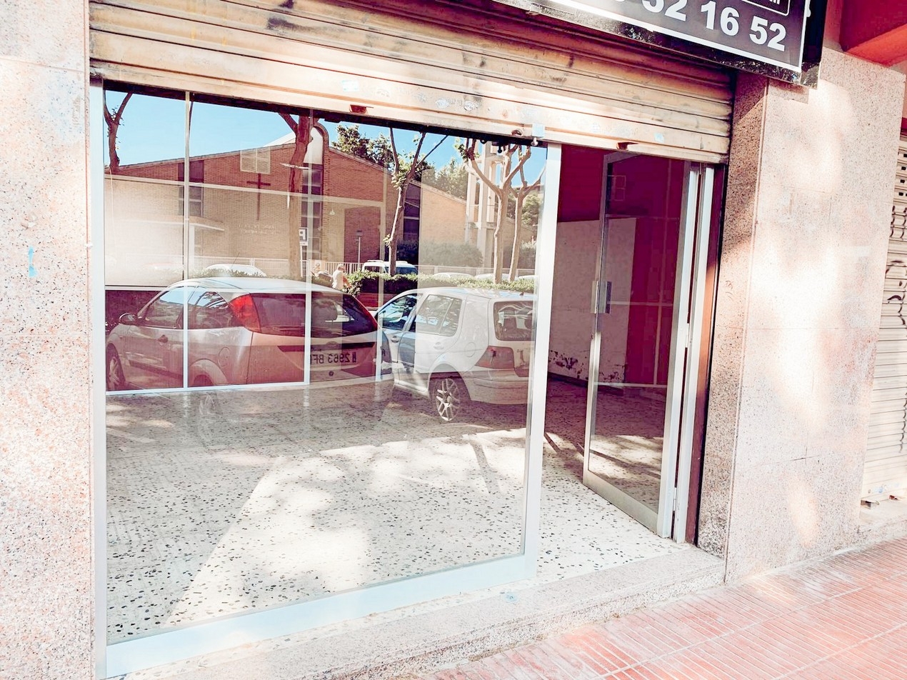 130M2 Ampli local comercial. Excel&middot;lent visibilitat. 2 persianes. Gual i sortida de fums. 2&nbsp;&nbsp;wc&nbsp;&nbsp;llum&nbsp;gual&nbsp;salidahu metre bus&nbsp;parke&nbsp;comer&ccedil;os
