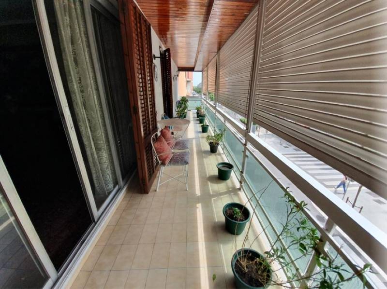 Fant&agrave;stic habitatge en venda en plena avd Verge de Monserrat, zona centro. T&eacute; una superf&iacute;cie constru&iuml;da de 170 m2. Disposa de dues entrades, una d'elles com a entrada de servei, aquesta mateixa &eacute;s per la cuina on es troba la zona del mateix amb la seva habitaci&oacute;, bany i un petit pati.