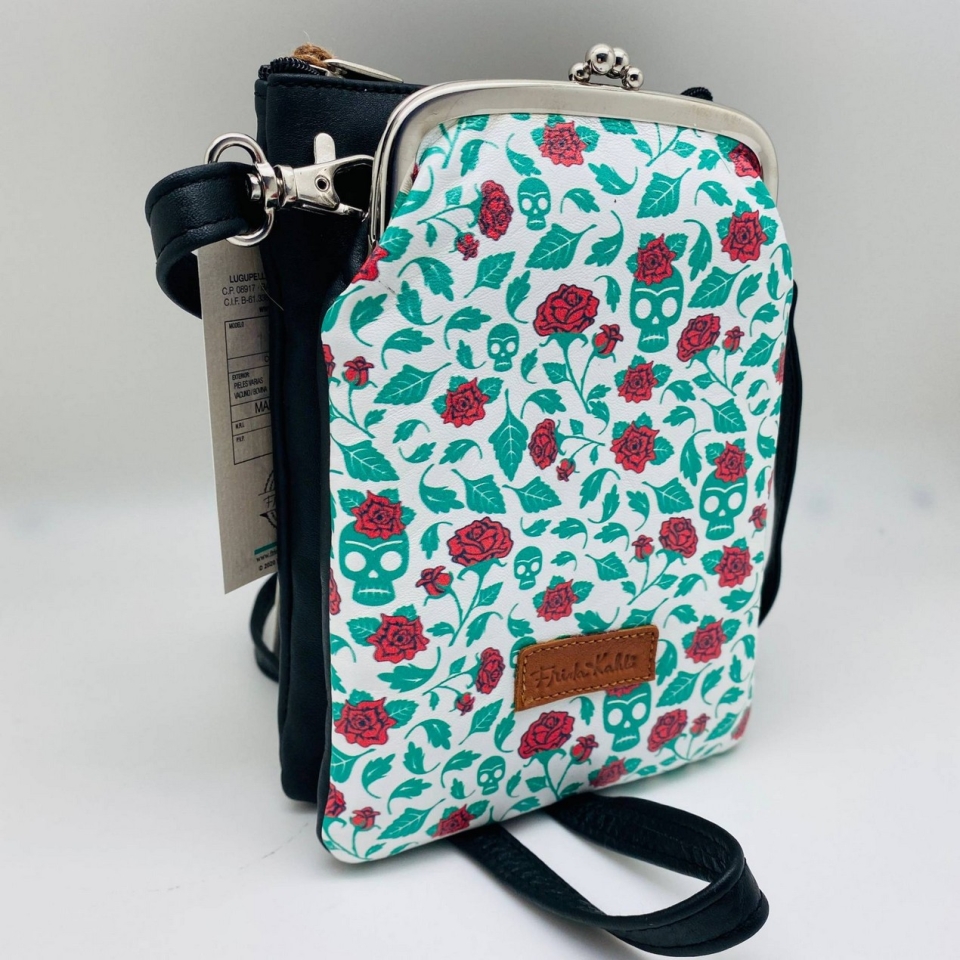 Bossa mini feta a mà en pell amb estampat de calaveres i flors inspiració Frida Kahlo. Disposa en colors negre, lila, vermell, blau i verd.