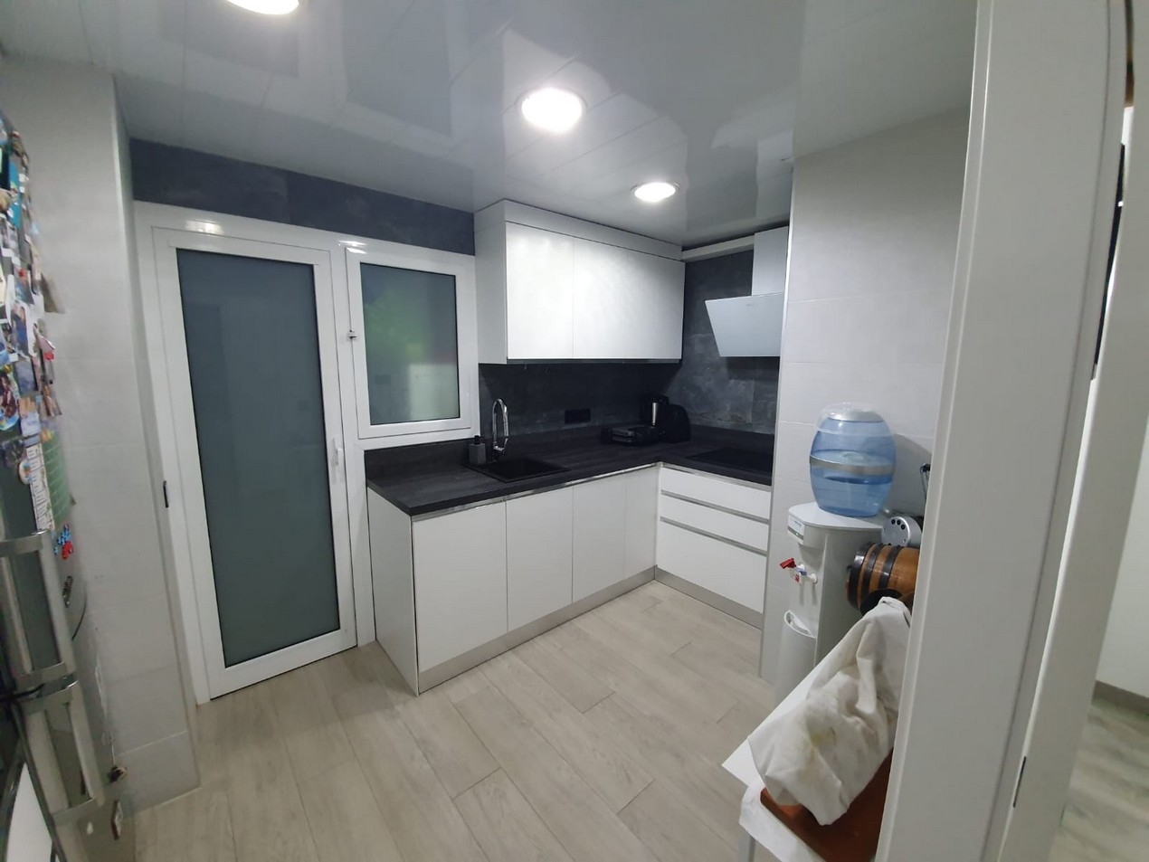 Els presentem aquest pis totalment exterior al carrer en finca amb ascensor. Situat al costat de Plz. Catalunya, prop de transport p&uacute;blic (autobusos, metre L-9 i estaci&oacute; de tren),est&agrave; envoltat de comer&ccedil;os, zones per als vianants, parcs i col&middot;legis.