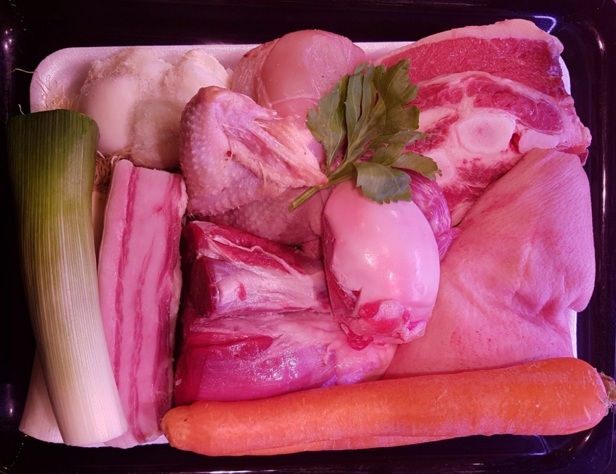 Inclou: Os de vedella Pit/costella de vedella 1 troç de cunill 1 os salat 1 troç de gallina 1 troç de espinada 1 troç de cansalada