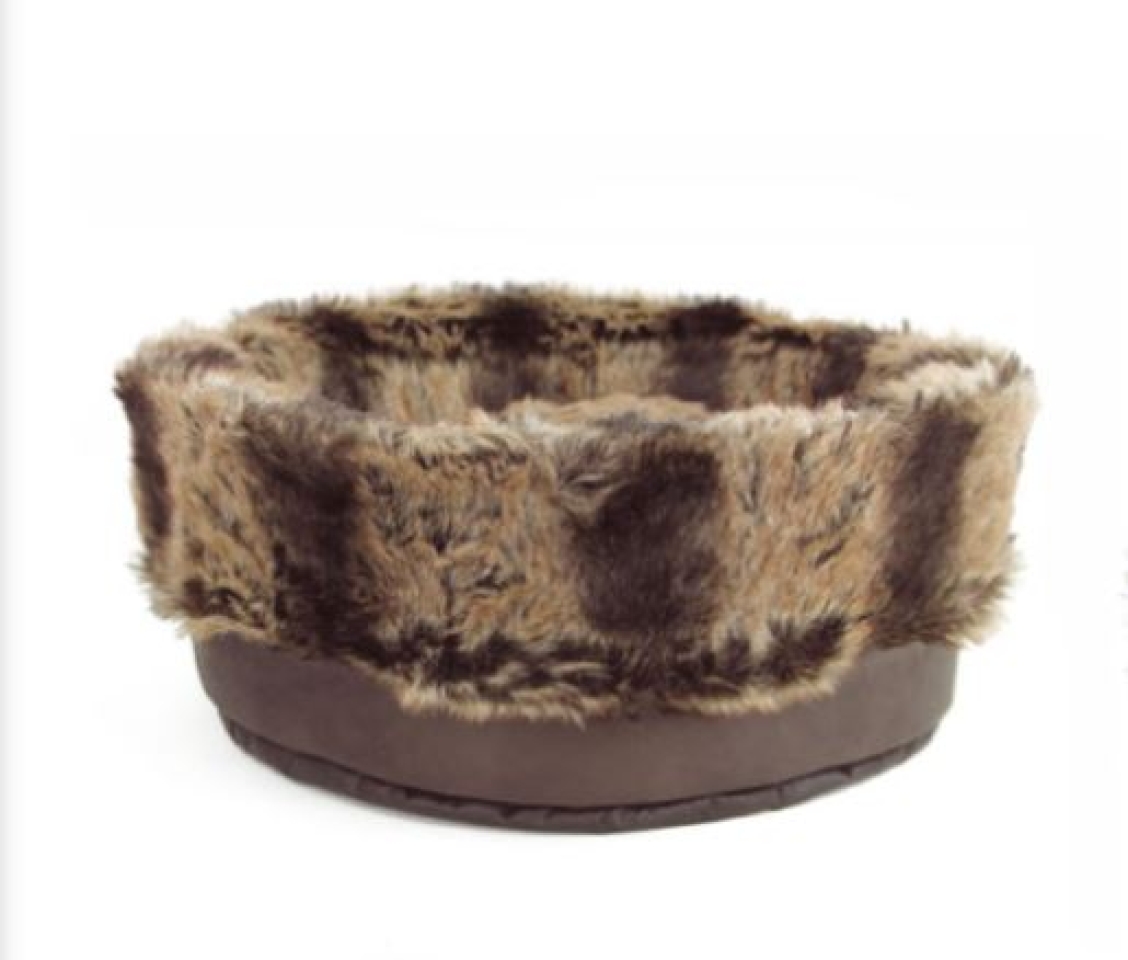 Bressol vellut marr&oacute; ​ Interior tacte aterciopelado i suau. Mesures: 44 x 41 cm.