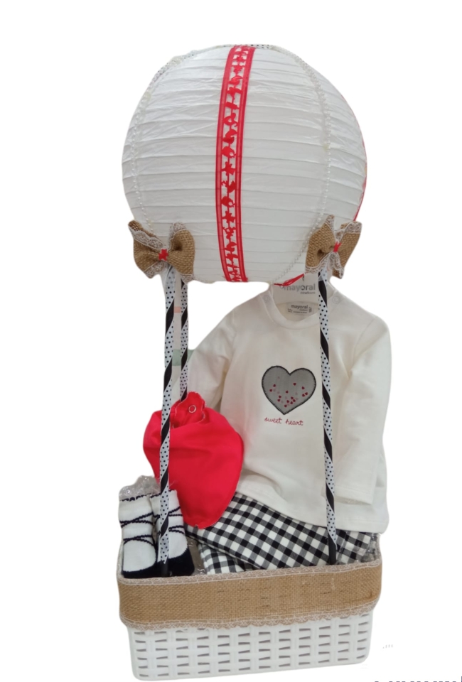 Preciosa Cistella De Mayoral, En Forma De Globo. Contingut: 1 Sueter de 100x100 algodon amb un corazon brodat a conjunt amb la part de baix. 1 Pantalon 100x100 algodon estampat en cuadrito vichi, en color blanc i negre. 2 Mitjons 1 Pitet en forma de pic