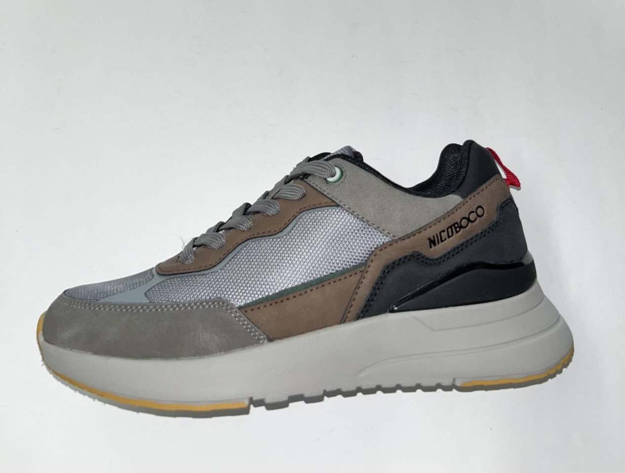 Sabatilles esportives per a home en tèxtil gris Aparel de NICOBOCO. D-096