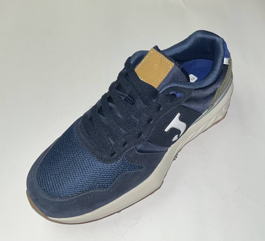 Esportius JOMA per a home en marí. D-118
