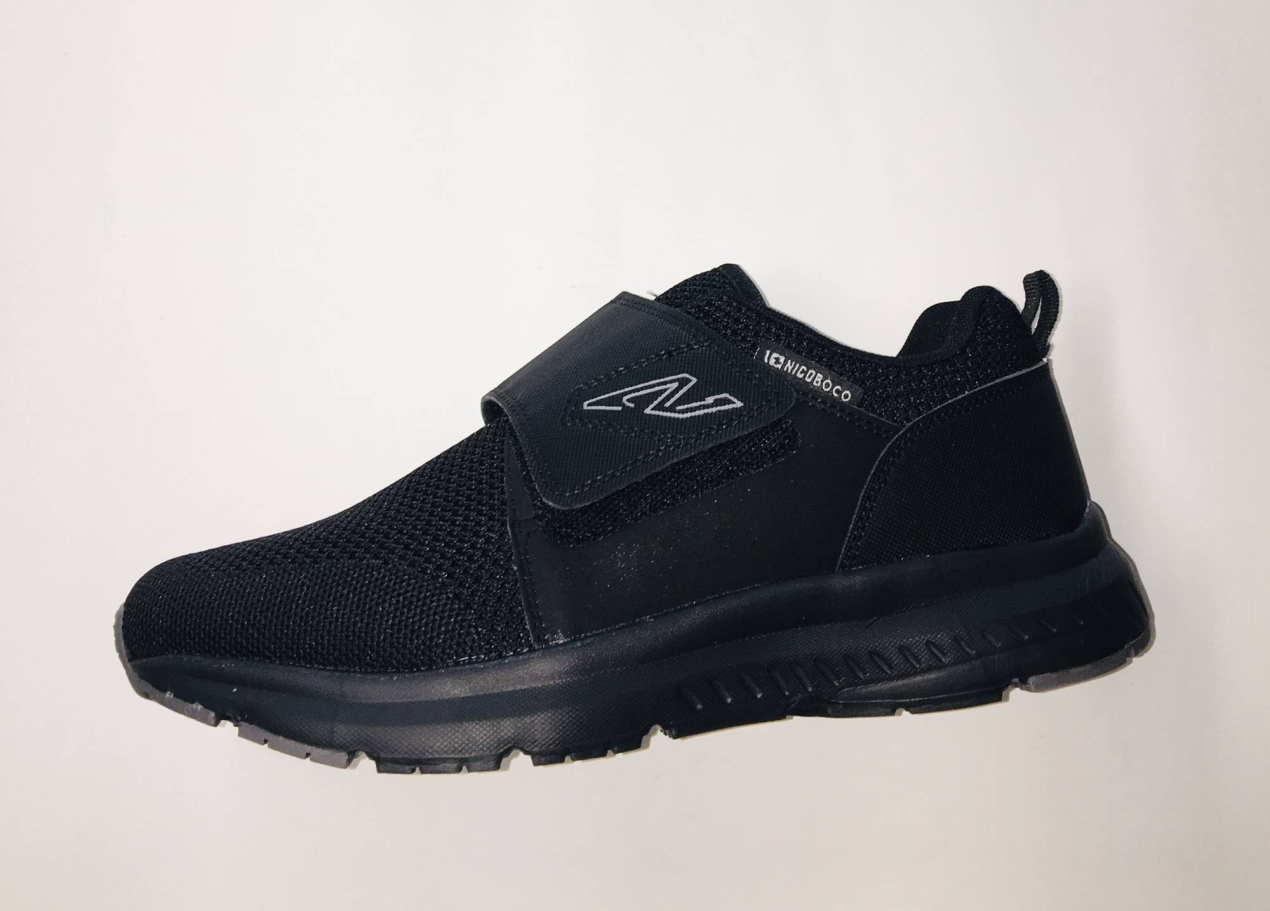 Esportius per a home amb tancament de belcro en tèxtil negre Màster de NICOBOCO. D-415