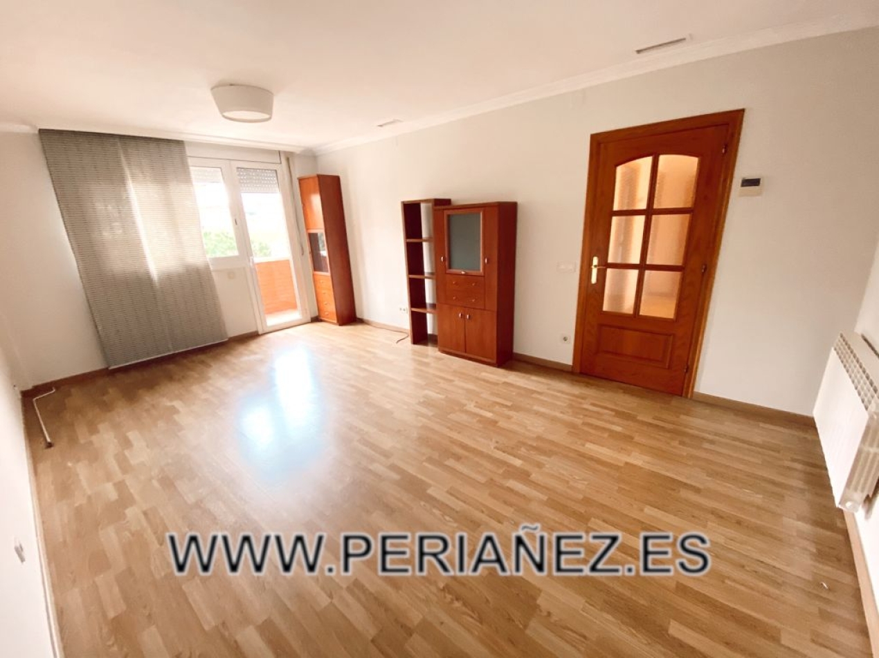 195M2 Bonica casa en zona per als vianants. Unifamiliar. Garatge més planta superior. Sense moblar. Assolellada.  noms 4  dormit 3 banys balcon climtazado garaja metre bus comercio parc