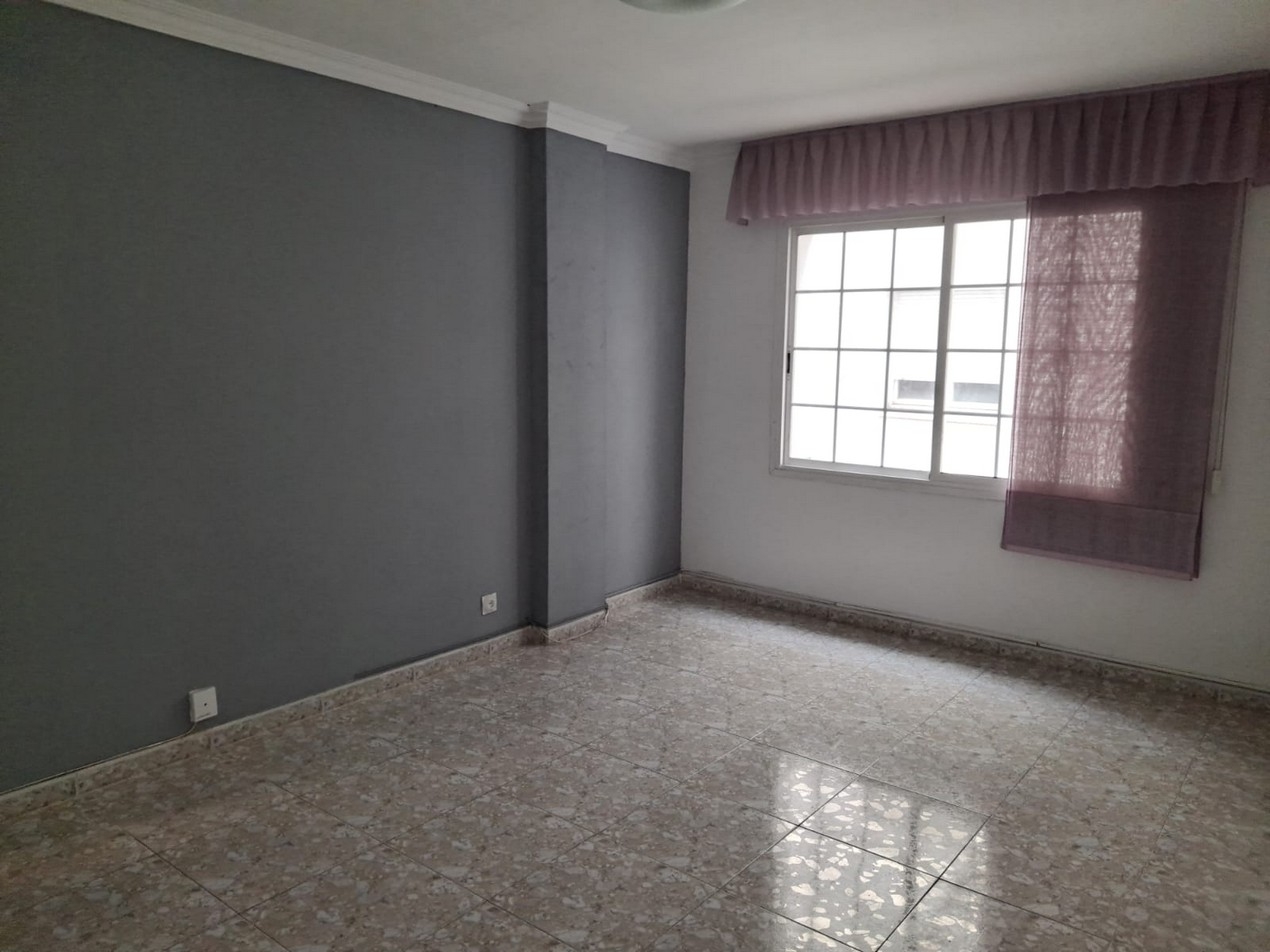 Habitatge amb ascensor en finca rehabilitada en Avd. Remolar, una dels principals carrers que donen entrada al Prat.&nbsp;Envoltada de comer&ccedil;os, parcs, col&middot;legis, i molt prop de tots els serveis de transport p&uacute;blic, (metre L-9, autobusos, Renfe).