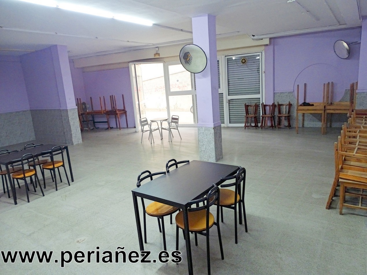 120m2 Ideal per a taller o magatzem. Sense ve&iuml;ns.&nbsp; llum&nbsp;aigua carrega metre bus comercio