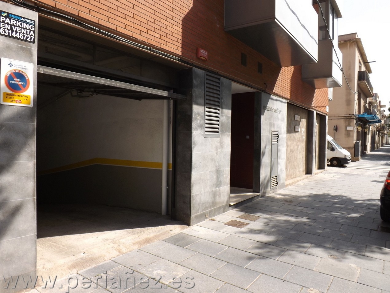 Plaza de p&agrave;rquing para vehiculo gran i possibilitat de moto. Situat en planta inferior.&nbsp; gual&nbsp;p&agrave;rquing