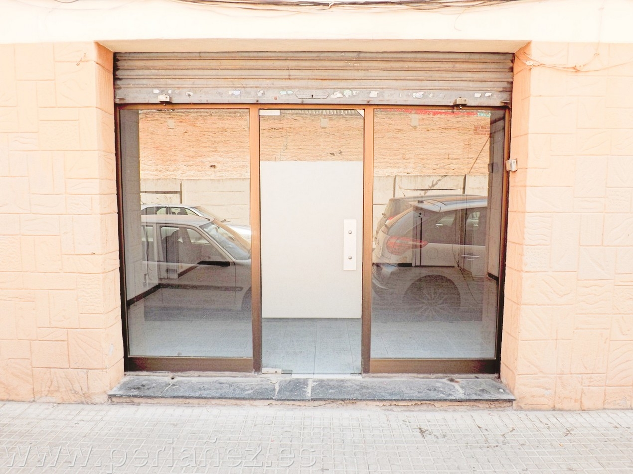 39m2 Local di&agrave;fan situat en carrer Castella. Disposa d'1 bany. Acc&eacute;s acristalado.&nbsp; wc llum aigua oficina metre comer&ccedil;os&nbsp;