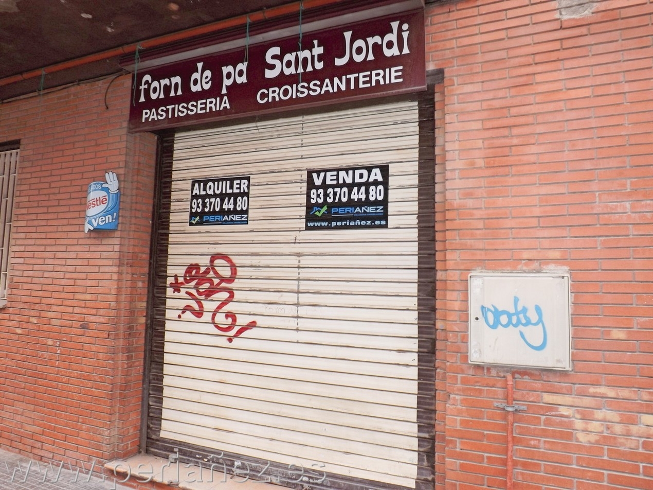 140M2 Ampli local amb sortida de fums. Moltes possibilitats.&nbsp; wc llum aigua fums comer&ccedil;os
