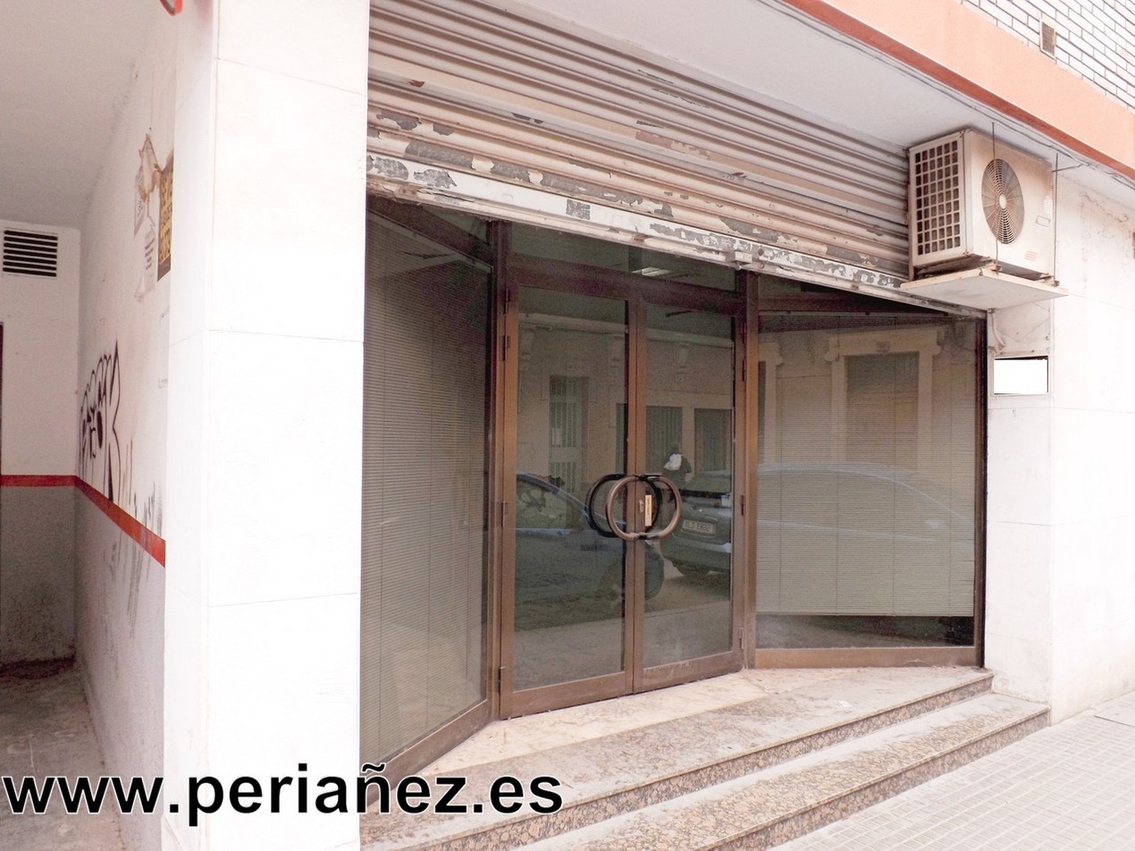 169M2 Ampli i econòmic local comercial. Condicionat i amb moltes possibilitats.  2  wc  2  ofic aigua llum clima metre bus