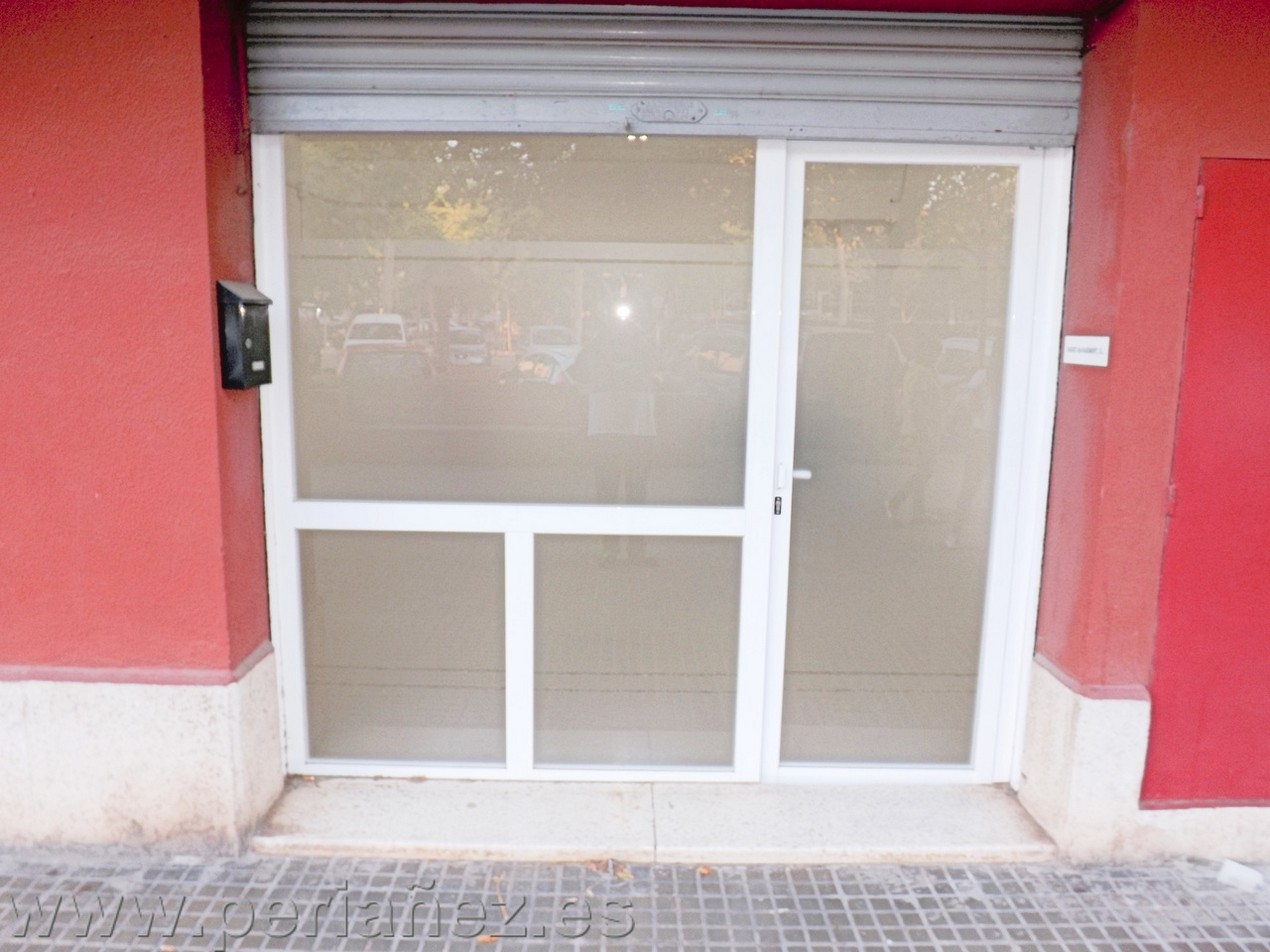 50M2 Interessant local diàfan situat en zona transitada. Condicionat. Subministraments d'alta.   banyo aigua llum metre parke bus comerços