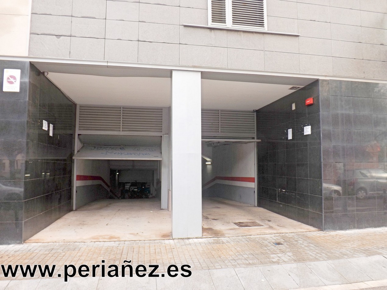 Plaza de garatge individual per a cotxe gran. Porta autom&agrave;tica. gual&nbsp;p&agrave;rquing