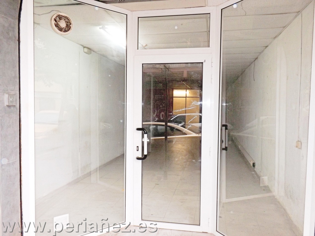 70M2 Local cèntric totalment diafano amb moltes possibilitats.  1  wc  llum  omercio