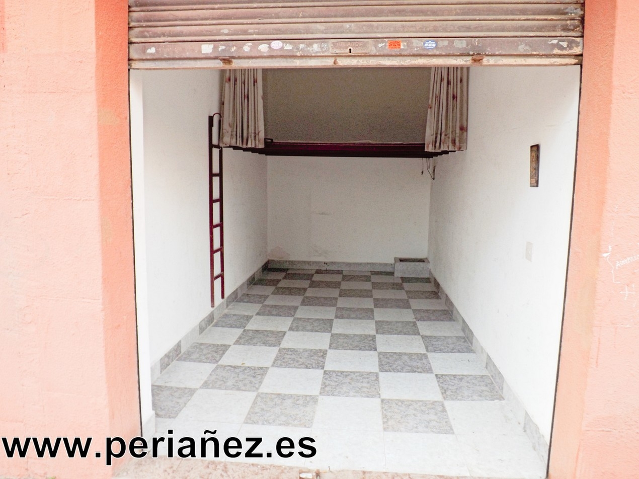 17m2 Garatge-local de persiana. Per a vehicle gran. Exclusiu. llum&nbsp;aigua&nbsp;gual metre&nbsp;comer&ccedil;os&nbsp;