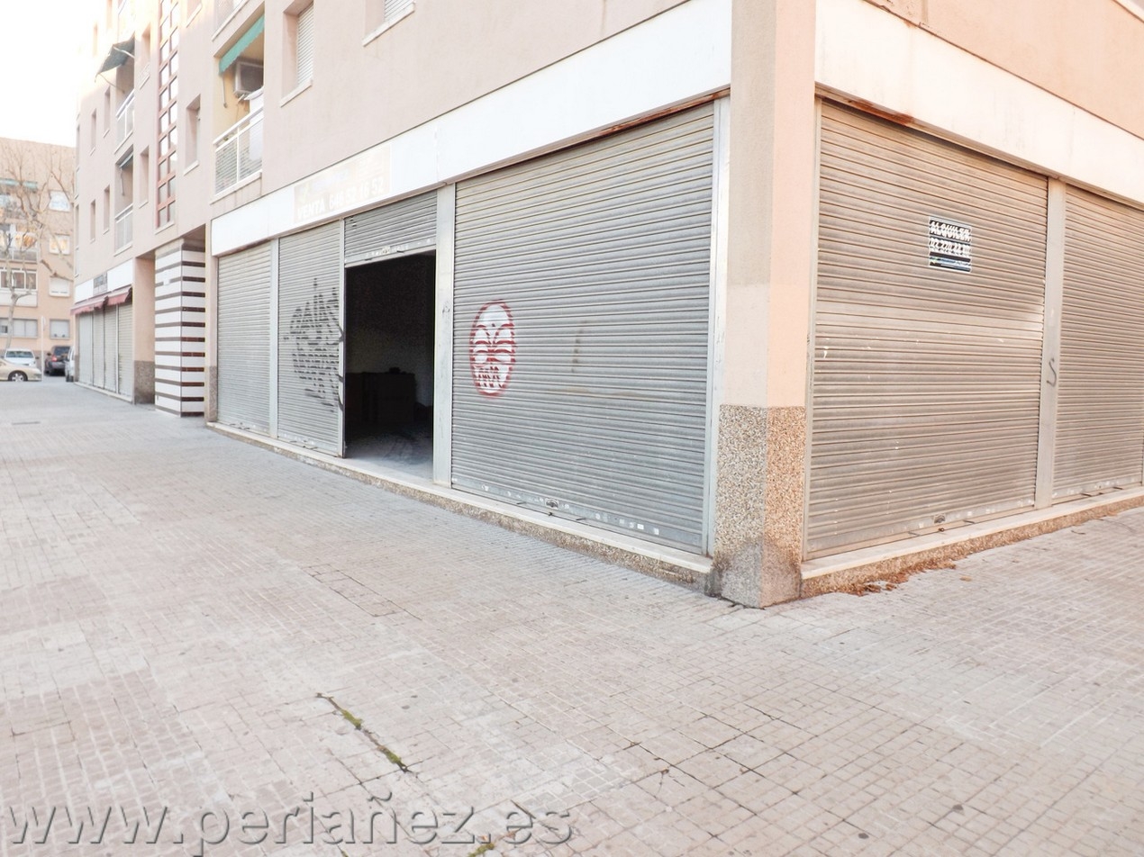 70m2 Local comercial esquinero totalment diafano amb moltes possibilitats. 1&nbsp;&nbsp;wc&nbsp;&nbsp;bus&nbsp;&nbsp;comer&ccedil;os