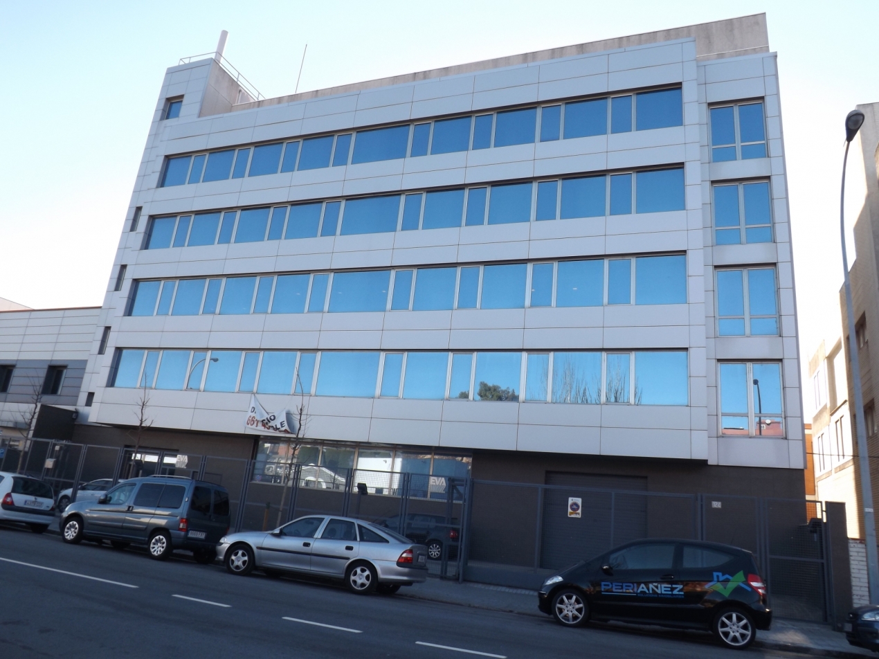5.080M2 Edifici en lloguer al Prat de Llobregat apte per a qualsevol &uacute;s. (Industrial, comercial, hostaleria, educaci&oacute;, esportiu, geriatrica...). wc aigua llum climatizado ascensor terrassa oficines gual garatge metre bus parc&nbsp;