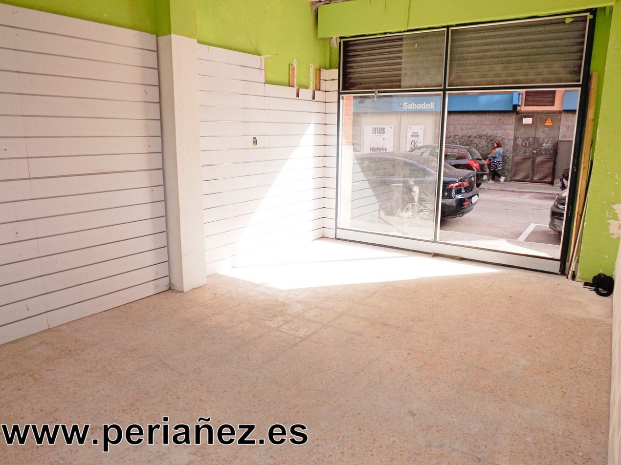 40M2 Local situat en zona comercial de carrer Lleida. Moltes possibilitats. 1  wc  praking  aigua carrega metre bus