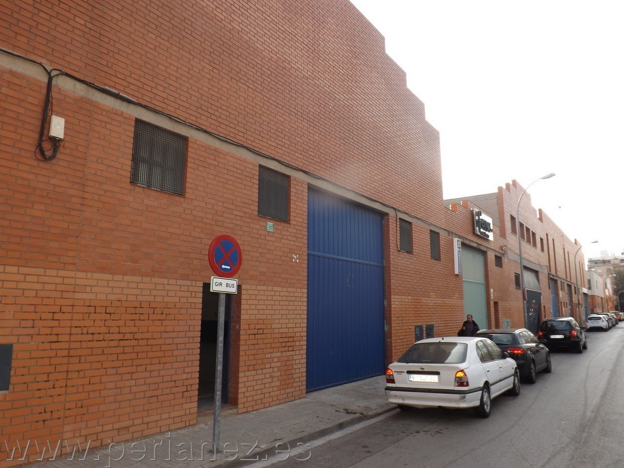 500m2 Nau industrial situada en lloc estratègic. Diàfana i amb força trifàsica.  llum metre