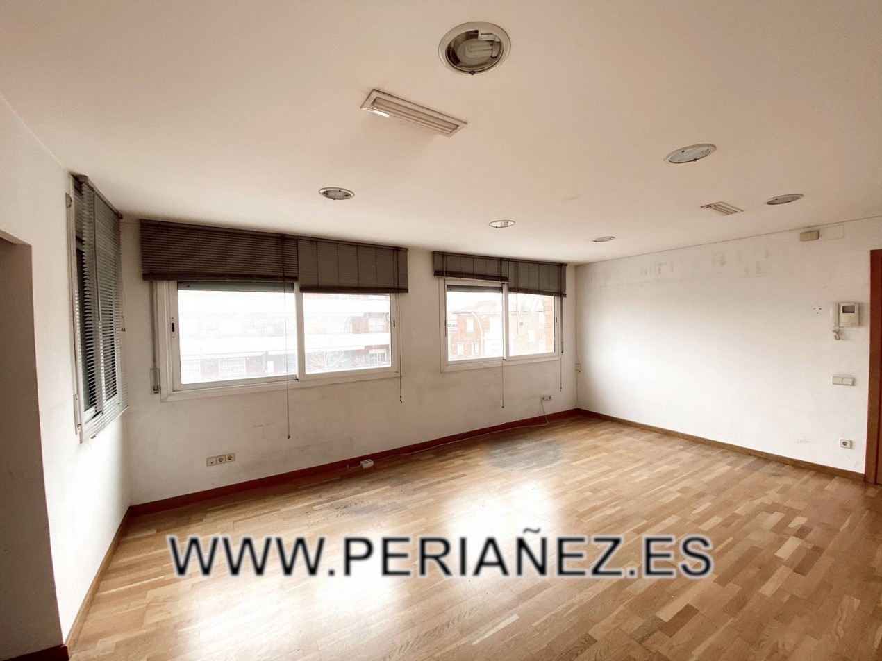 35M2 Despatxo oficina en plena Avinguda. Verge de Montserrat. F&agrave;cil aparcament en zona blava. Ideal professi&oacute; liberal.&nbsp; wc&nbsp;climatizado comer&ccedil;os