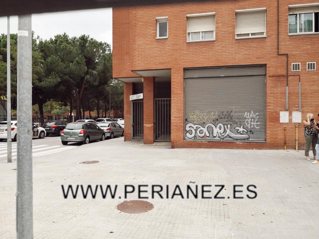 220M2 Ampli local esquinero. Excel&middot;lent visibilitat i moltes possibilitats. Sortida de fums.&nbsp; 2 wc llum aigua cliamitazado&nbsp;salidah&nbsp;metre bus comercio paque