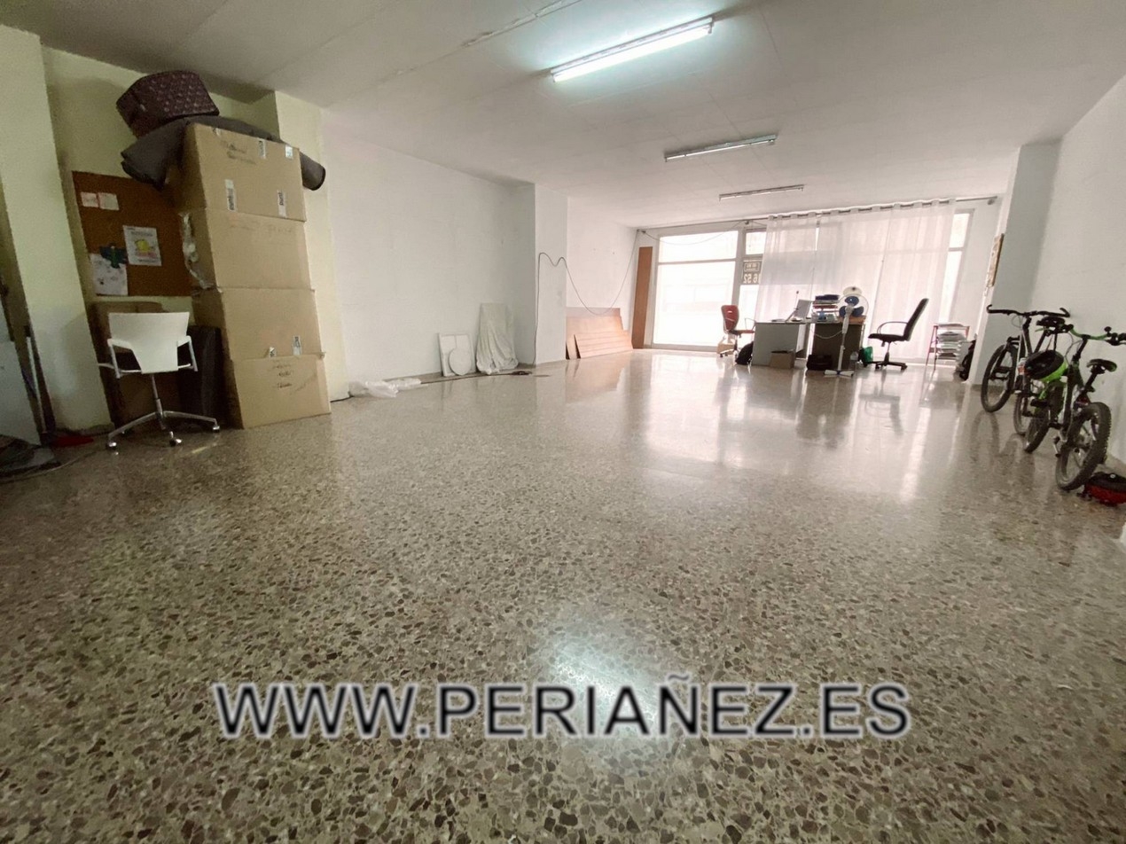 80M2 Oficina -Local situat en edifici. Entresòl.  WC llum agau metre bus menjar parc 