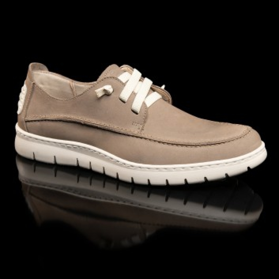 Sabata casual en pell per a home en color taupe d'ERASESHOES. H-321