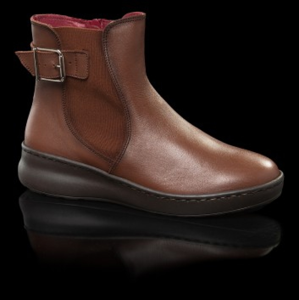 Botí per a dona en pell marró d'ERASESHOES 15019. M-222