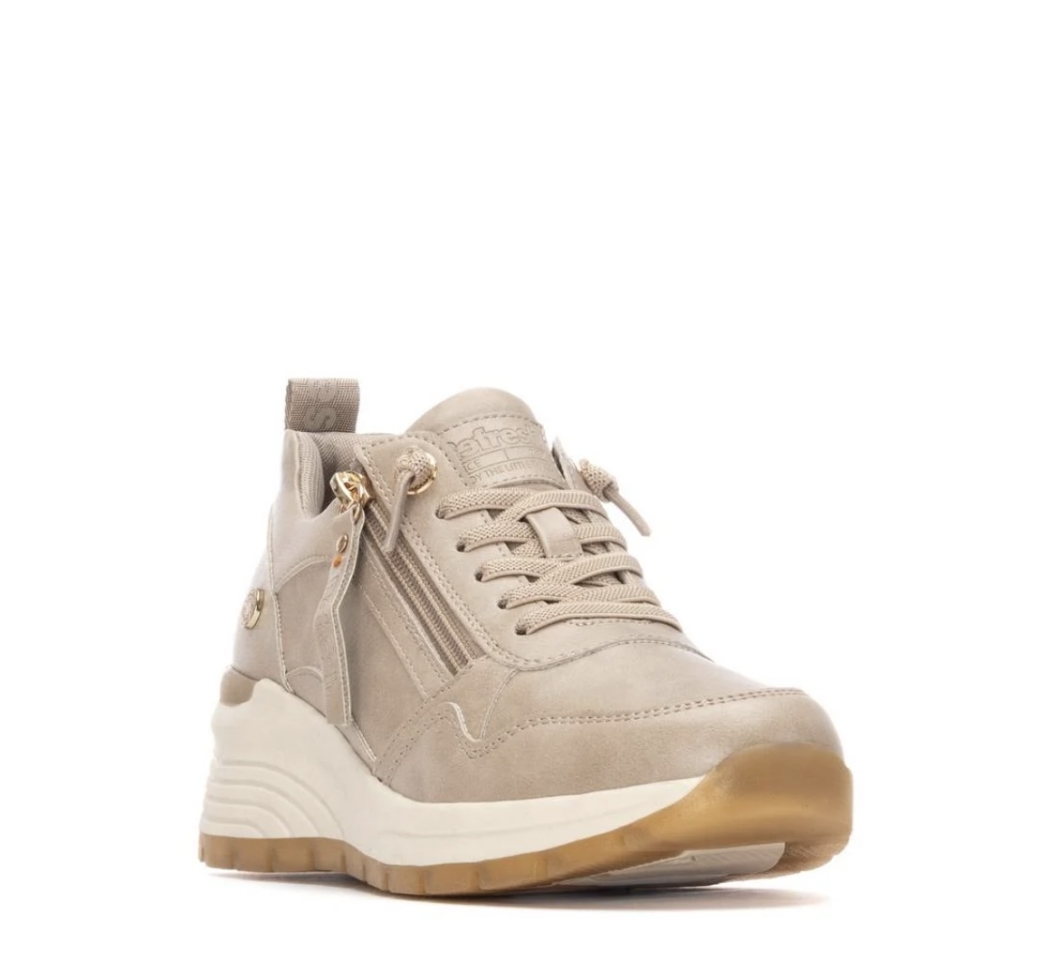 Sabata casual amb tascó per a dona en beix amb 172938 de REFRESHOES. M-683