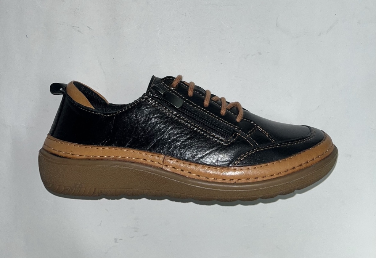 Sabata casual pla de dona en pell negra Atenea d'ERASESHOES. M-735