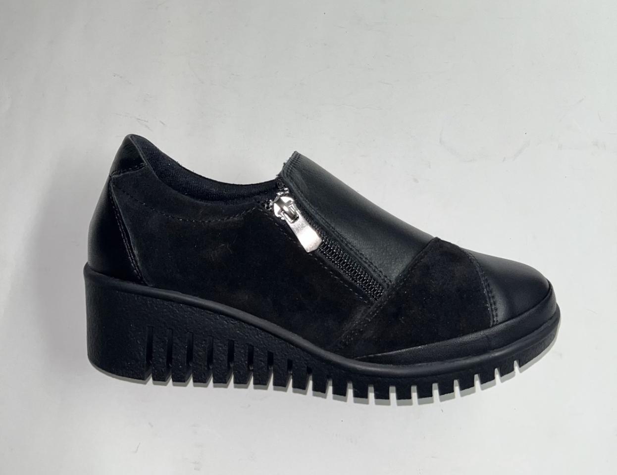 Sabata per a dona en pell negra amb cremallera Aurora d'ERASESHOES. M-733