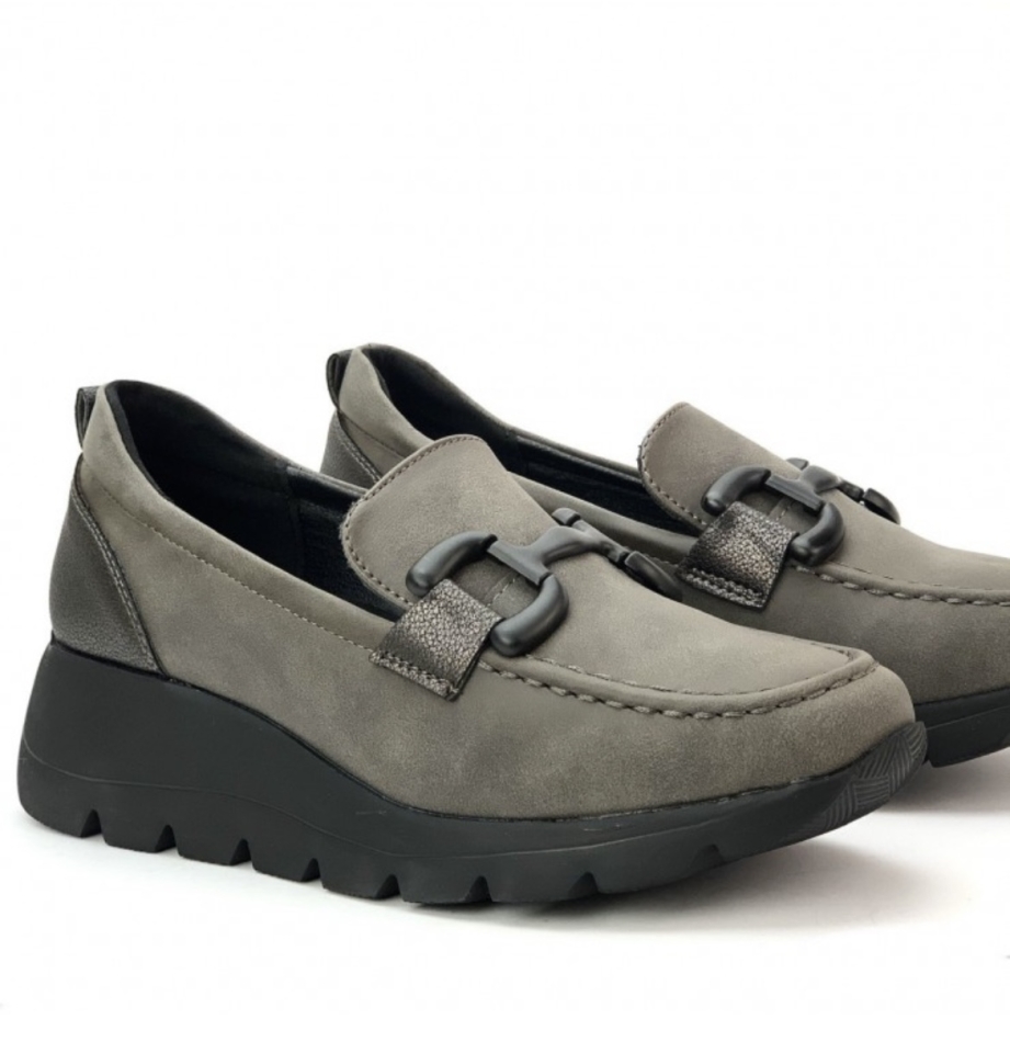 Sabata mocasín per a dona en color gris AMD27094 d'AMARPIES. M-464