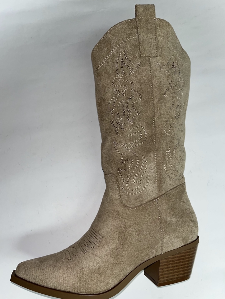Bota camperola en antelina beix-kaki amb taló de 4cm. M-746
