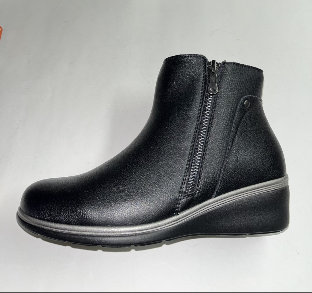 Botí confort en pell negra amb tascó baix 2020 de FLEXPIES. M-678