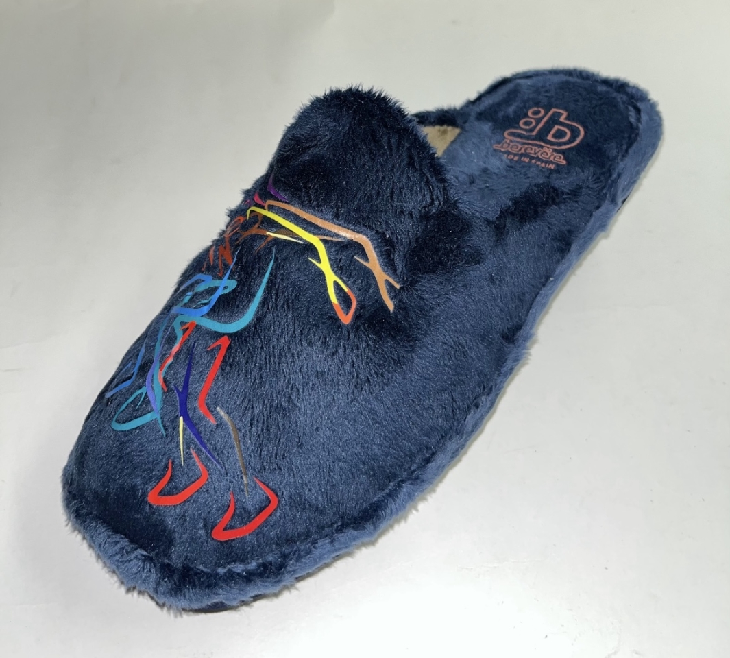 Sabatilles xancleta per a home en marí amb brodat de runner de BEREVERE. T-679